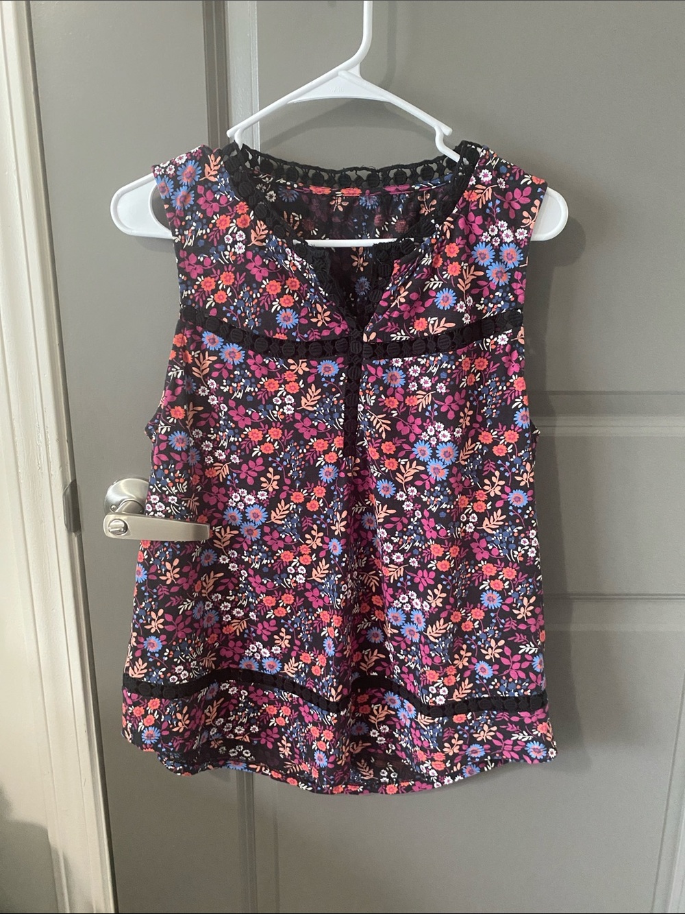 Floral Lace-Trim Sleeveless Camisole in Black and Pink